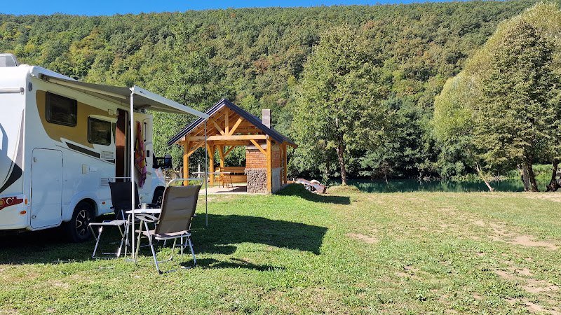 Kamper uz ljetnikovac ljeti